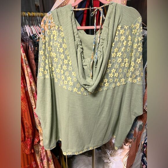 POL V-Neck Floral Print Multi Color Peace Patch Hooded Top in Sage/Yellow NWOT - Picture 4 of 5